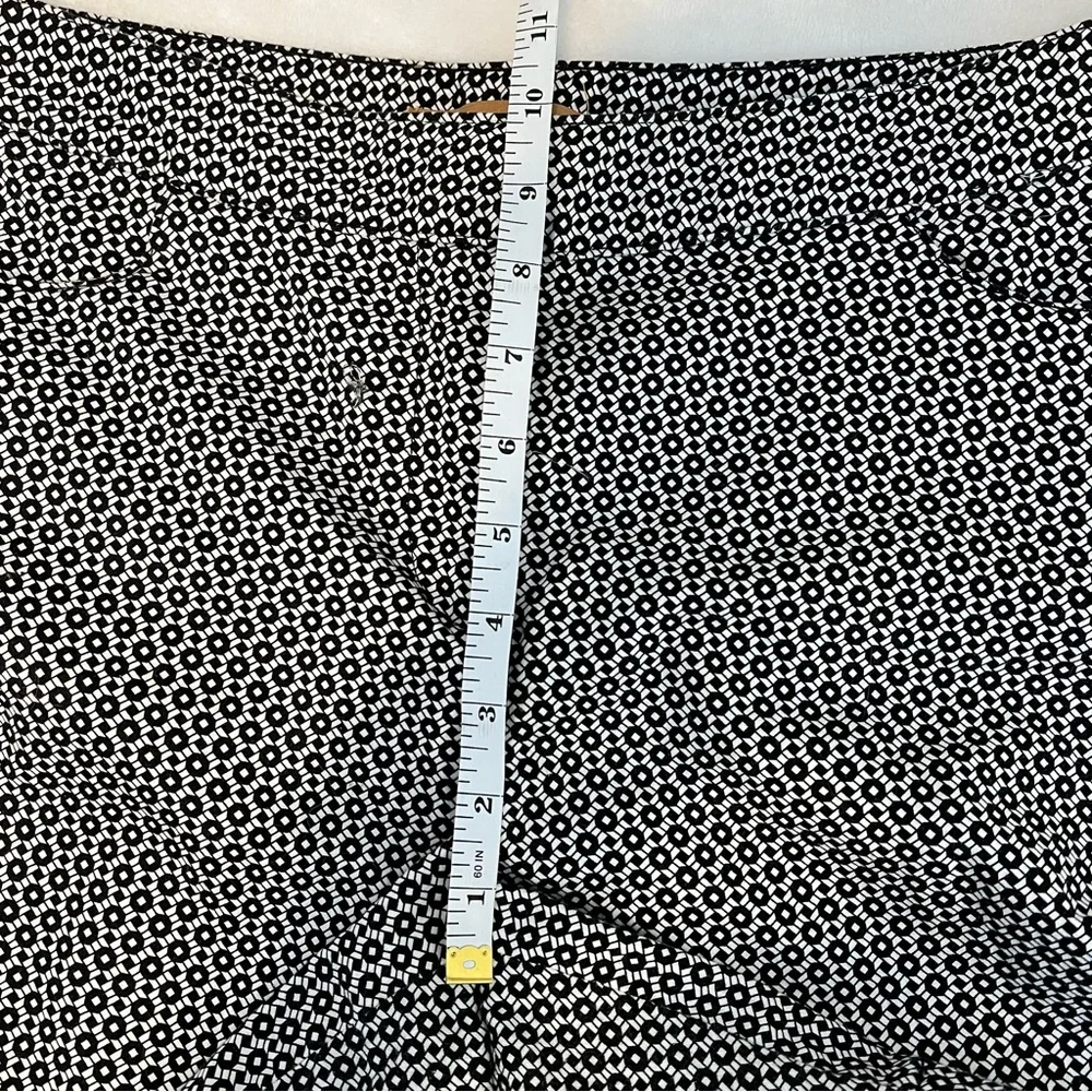 Ellen Tracy Women’s Mosaic Print Shorts Black and White Dressy Shorts - Picture 5 of 10